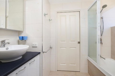 Eastbourne U6 80 Esplanade. Golden Beach - Accommodation Sunshine Coast 3