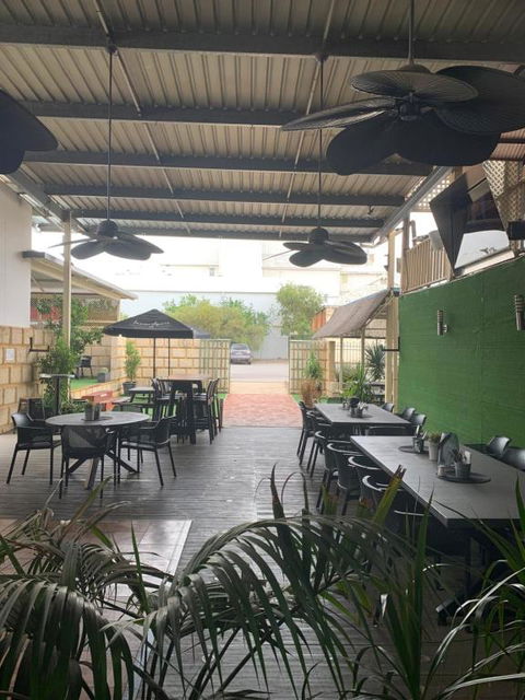 Riverside Hotel - Accommodation Sunshine Coast 2