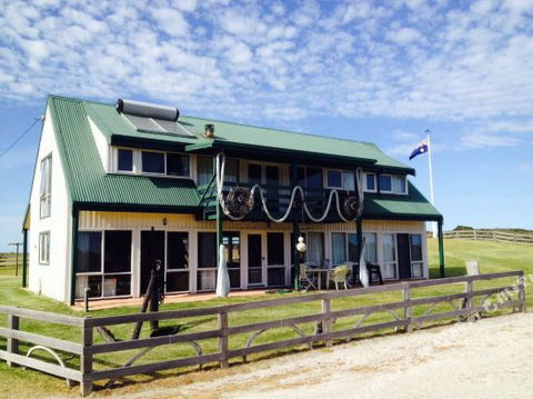 Donington - Accommodation Sunshine Coast 1