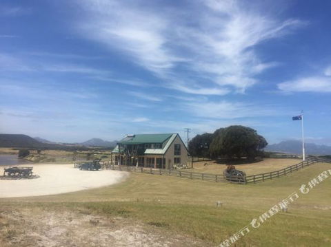 Donington - Accommodation Sunshine Coast 2