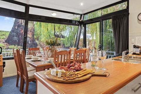 Boats And Bedzzz Houseboat Stays & Renmark River Villas - Accommodation Sunshine Coast 4