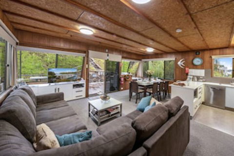 Boats And Bedzzz Houseboat Stays & Renmark River Villas - Accommodation Sunshine Coast 0