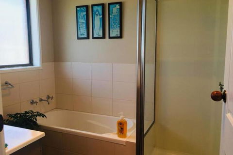 QUEEN BEDROOM FRIENDLY HOME PORTLAND - Accommodation Sunshine Coast 3
