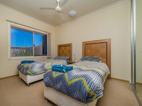 Seafront Unit 60 - Accommodation Sunshine Coast 3
