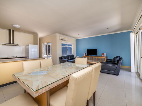 Seafront Unit 60 - Accommodation Sunshine Coast 5