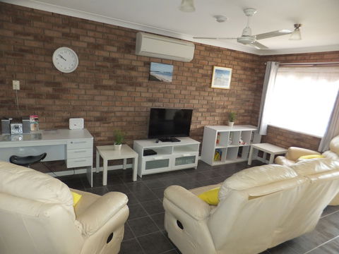 Ocean Beach Chalet 18 - Accommodation Sunshine Coast 3