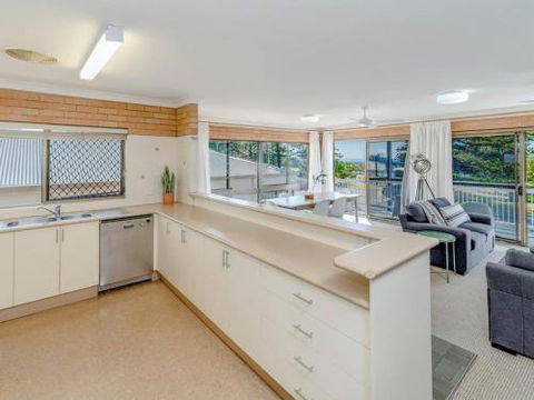 Burleigh Great House Room For The Boat Across The Road From Beach - Accommodation Sunshine Coast 1