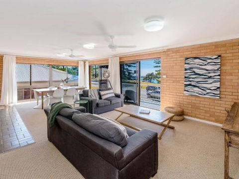 Burleigh Great House Room For The Boat Across The Road From Beach - Accommodation Sunshine Coast 2