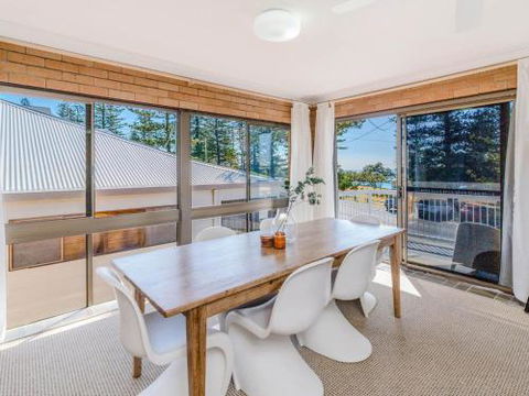 Burleigh Great House Room For The Boat Across The Road From Beach - Accommodation Sunshine Coast 3