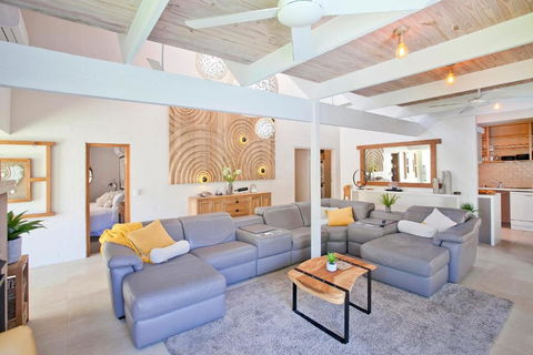 Stylish Luxury Home To Fit The Whole Family - Accommodation Sunshine Coast 4
