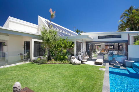 Stylish Luxury Home To Fit The Whole Family - Accommodation Sunshine Coast 5