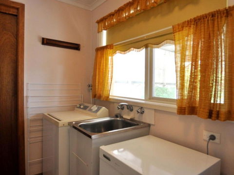 RETRO RETREAT INLET SIDE - Accommodation Sunshine Coast 4