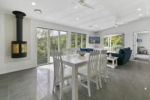 Ocean Views Luxury Living In Noosa Heads Unit 2 / 13 Angler Street - Accommodation Sunshine Coast 3
