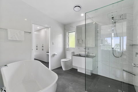 Ocean Views Luxury Living In Noosa Heads Unit 2 / 13 Angler Street - Accommodation Sunshine Coast 4