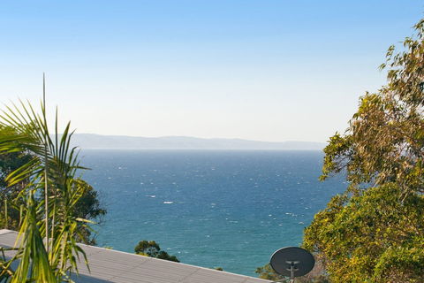 Ocean Views Luxury Living In Noosa Heads Unit 2 / 13 Angler Street - Accommodation Sunshine Coast 2