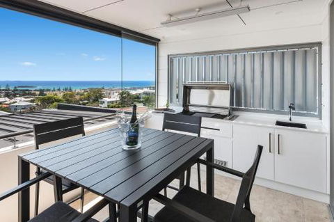 Sea La Vie #2 Luxury Apartment In Coffs Harbour Jetty With Pool Views & Walking Distance To The Beach! - Accommodation Sunshine Coast 2