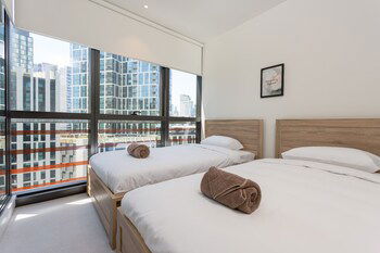 SCARLETT The Heart Of The Docklands + Pool + Gym + Car - Accommodation Sunshine Coast 6