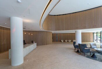 SCARLETT The Heart Of The Docklands + Pool + Gym + Car - Accommodation Sunshine Coast 2