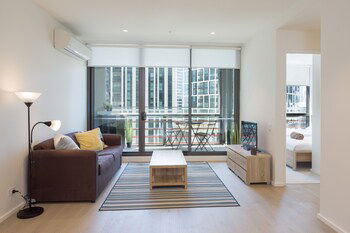 SCARLETT The Heart Of The Docklands + Pool + Gym + Car - Accommodation Sunshine Coast 4