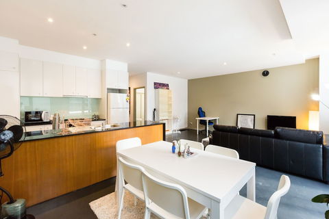 MEGAN, 2BDR Melbourne Apartment - Accommodation Sunshine Coast 1