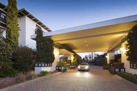 Ramada By Wyndham Diplomat Canberra - Accommodation Sunshine Coast 0