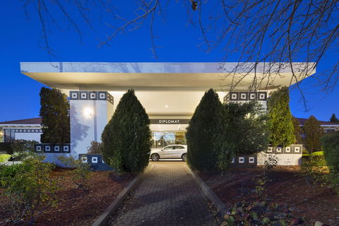 Ramada By Wyndham Diplomat Canberra - Accommodation Sunshine Coast 2