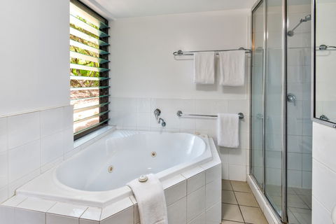 Oasis 1 Hamilton Island 2 Bedroom Apartment In Central Location With Golf Buggy - Accommodation Sunshine Coast 5