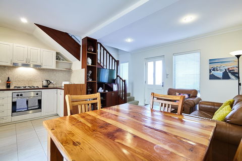Fremantle Townhouse Unit 5 - Accommodation Sunshine Coast 4