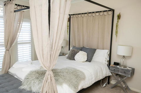Roselawn Entertainer Large & Luxurious Sleeps 12 - Accommodation Sunshine Coast 2