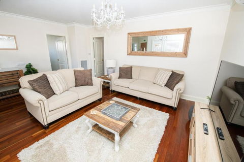 Roselawn Entertainer Large & Luxurious Sleeps 12 - Accommodation Sunshine Coast 3