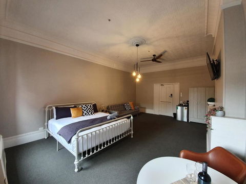 The Royal Hotel - Accommodation Sunshine Coast 2