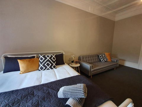 The Royal Hotel - Accommodation Sunshine Coast 4