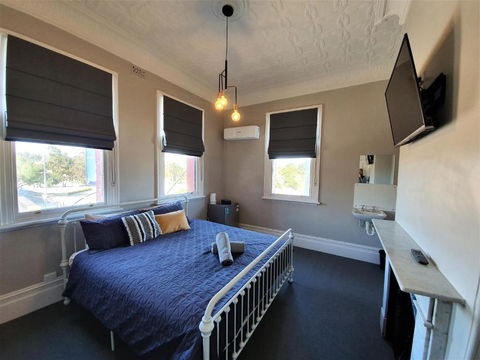 The Royal Hotel - Accommodation Sunshine Coast 3