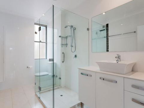 12 Ocean Shores 27 Weatherly Cl Waterfront Unit With Sensational Water Views WIFI & Air Conditioning - Accommodation Sunshine Coast 3