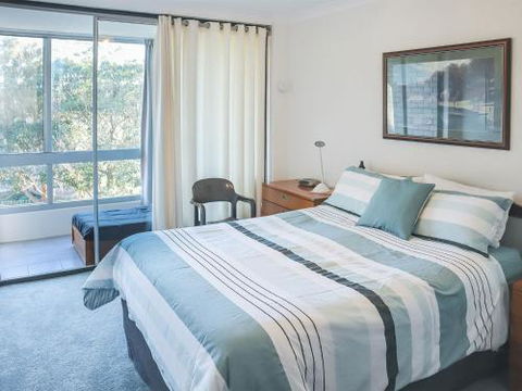 12 Ocean Shores 27 Weatherly Cl Waterfront Unit With Sensational Water Views WIFI & Air Conditioning - Accommodation Sunshine Coast 6