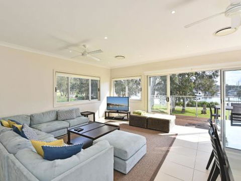 Wangi Lakehouse Renovated Lake Macquarie Lakefront Location - Accommodation Sunshine Coast 0