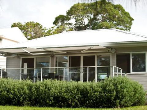 Wangi Lakehouse Renovated Lake Macquarie Lakefront Location - Accommodation Sunshine Coast 3