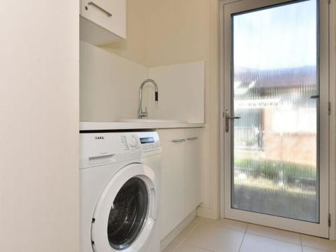 Wangi Lakehouse Renovated Lake Macquarie Lakefront Location - Accommodation Sunshine Coast 4