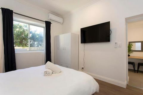 Dingo At White Gum Lodge - Accommodation Sunshine Coast 6