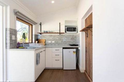 Dingo At White Gum Lodge - Accommodation Sunshine Coast 3