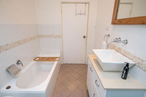 Lords Cottage Charming CBD Home Pet Friendly - Accommodation Sunshine Coast 4