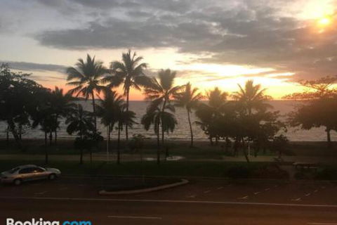 Townsville Strand Lighthouse Apartment 3 - Accommodation Sunshine Coast 1