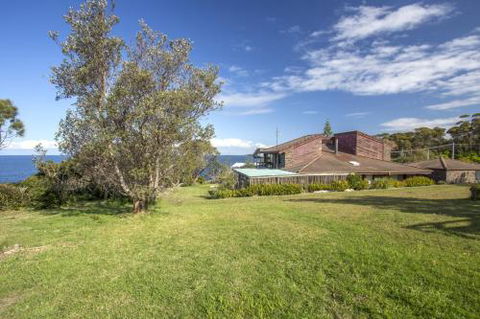Stunning Clifftop Location 213 Mitchell Pde - Accommodation Sunshine Coast 3