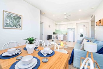 Bright 2 Bedroom Seafoam Apartment - Accommodation Sunshine Coast 2