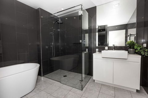 Trendy Self Contained City Apartment - Accommodation Sunshine Coast 5