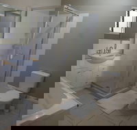 Queen Room With Airport Transfers Or Car Rental - Accommodation Sunshine Coast