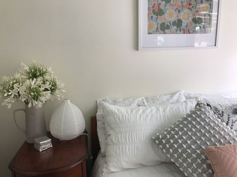 Beautiful Cottage, Ocean Views, Amazing Gardens, 12 Minute Walk To Beach - Accommodation Sunshine Coast 6