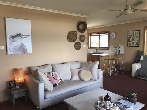Beautiful Cottage, Ocean Views, Amazing Gardens, 12 Minute Walk To Beach - Accommodation Sunshine Coast 2