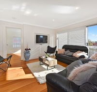 Spacious  Bright 4 Bedroom Home - Accommodation Sunshine Coast