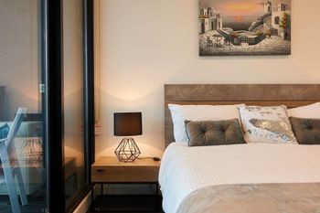 Stunning Harbour & City View Loft - Accommodation Sunshine Coast 4